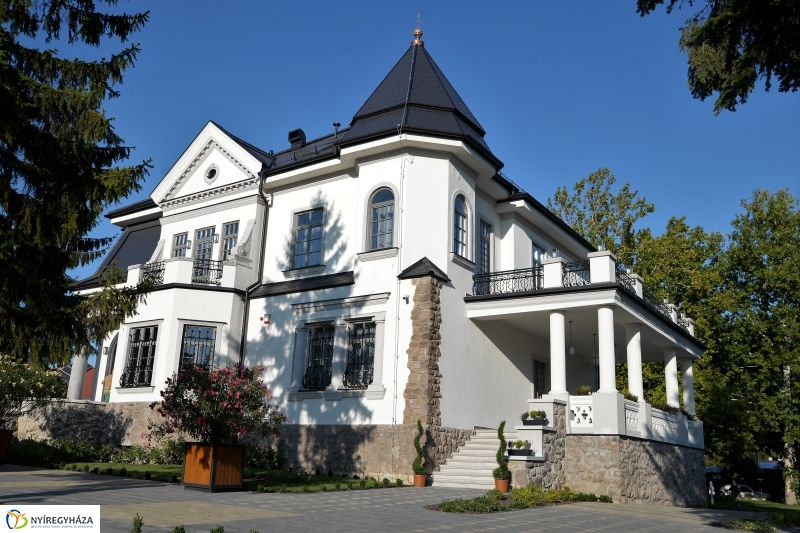 Bencs Villa megnyitó - fotó Trifonov Éva