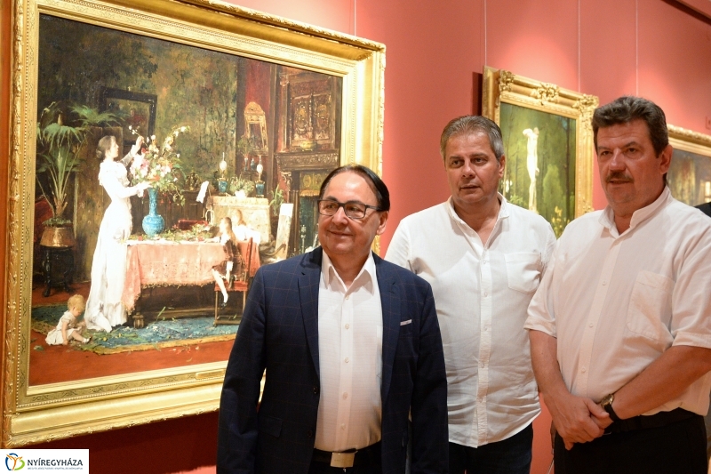 A Munkácsy kiállítás valamennyi képe megérkezett - fotó Trifonov Éva