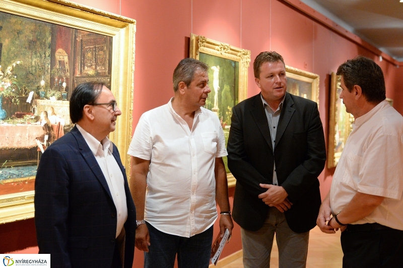 A Munkácsy kiállítás valamennyi képe megérkezett - fotó Trifonov Éva