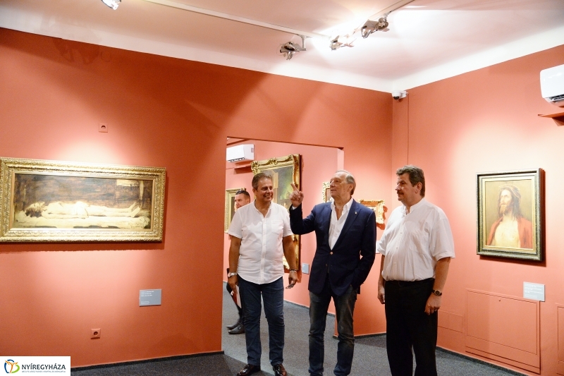 A Munkácsy kiállítás valamennyi képe megérkezett - fotó Trifonov Éva