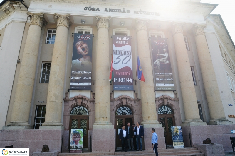 A Munkácsy kiállítás valamennyi képe megérkezett - fotó Trifonov Éva