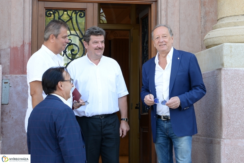 A Munkácsy kiállítás valamennyi képe megérkezett - fotó Trifonov Éva