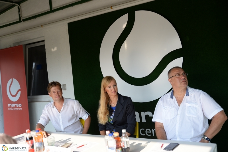 Defibrillátor került  a Marso Tenisz Centrumba - fotó Trifonov Éva