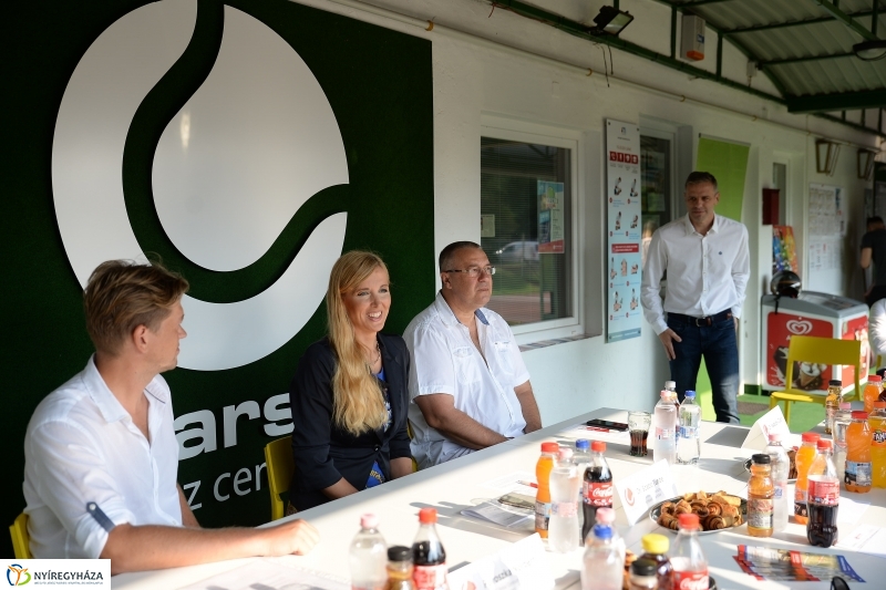 Defibrillátor került  a Marso Tenisz Centrumba - fotó Trifonov Éva