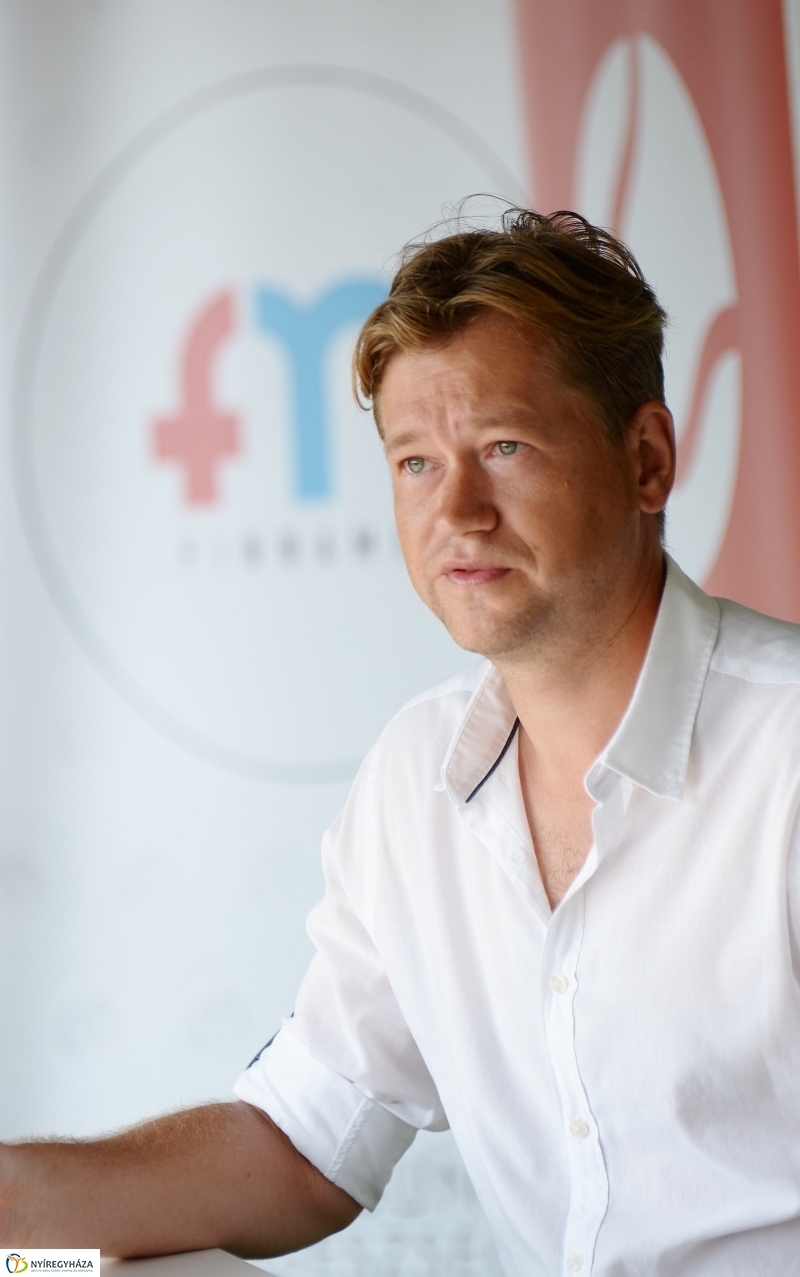 Defibrillátor került  a Marso Tenisz Centrumba - fotó Trifonov Éva