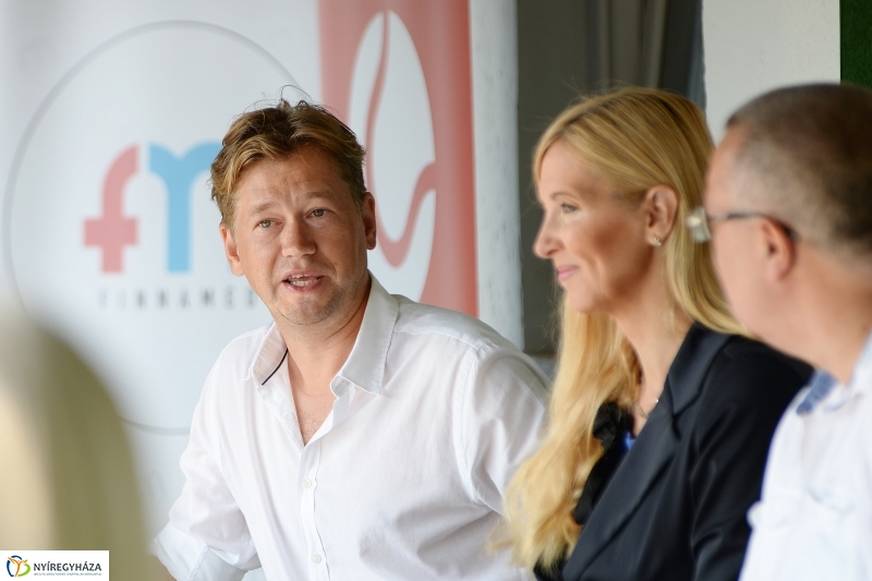 Defibrillátor került  a Marso Tenisz Centrumba - fotó Trifonov Éva