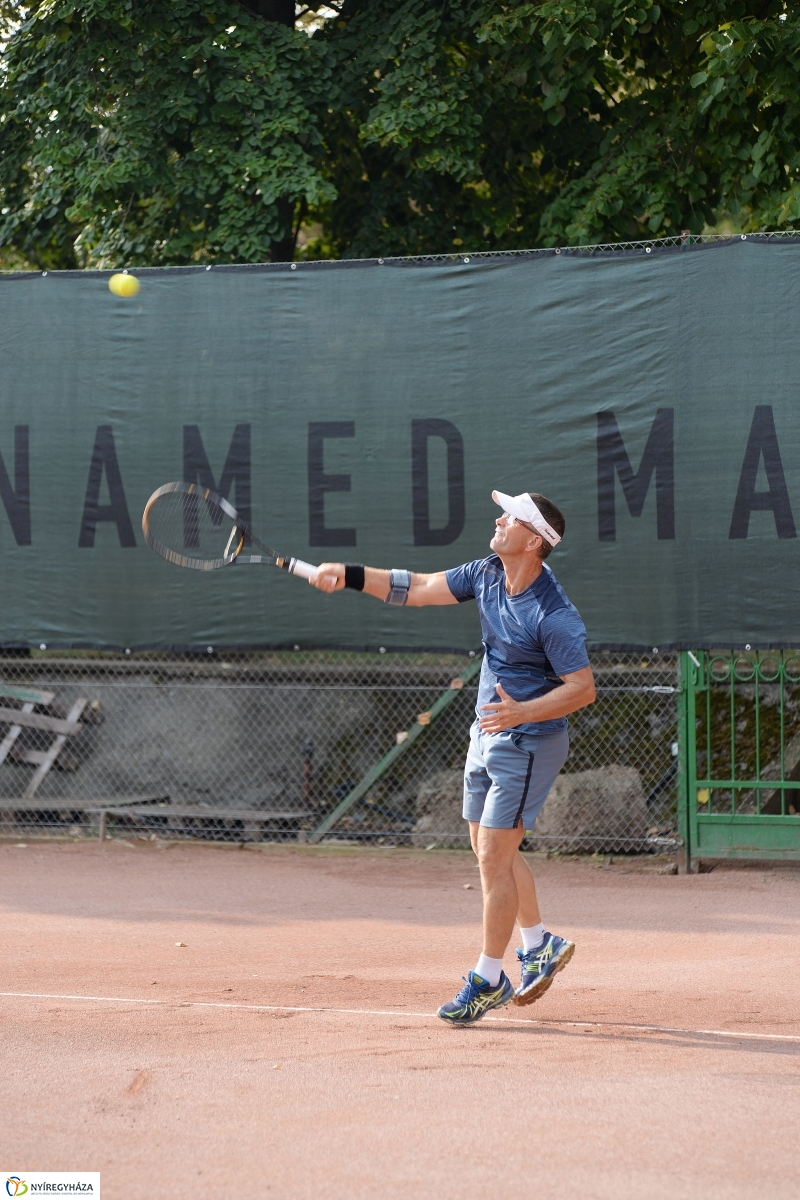 Defibrillátor került  a Marso Tenisz Centrumba - fotó Trifonov Éva