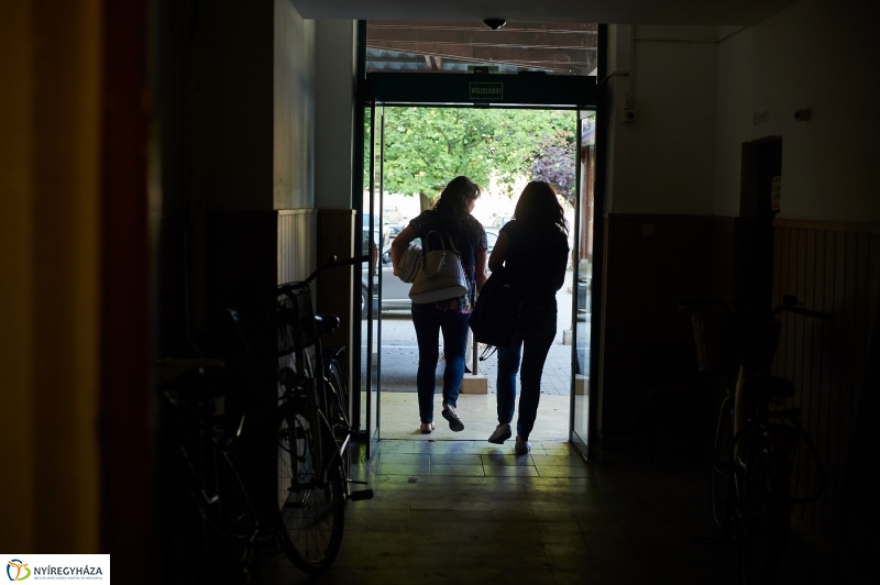 Tankönyvosztás az Apáczaiban - fotó Szarka Lajos