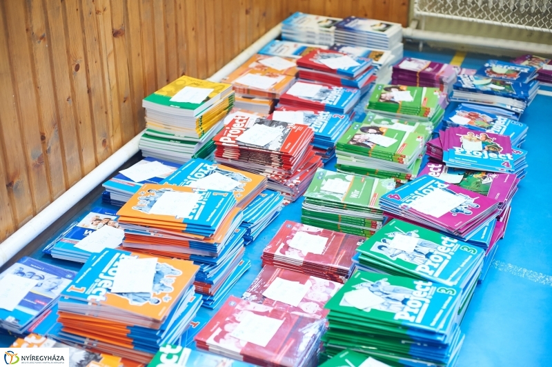 Tankönyvosztás az Apáczaiban - fotó Szarka Lajos