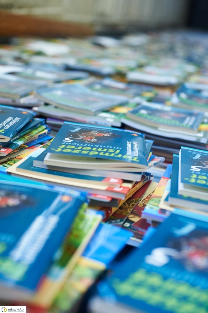 Tankönyvosztás az Apáczaiban - fotó Szarka Lajos