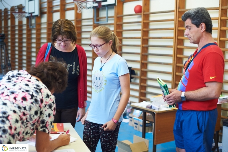 Tankönyvosztás az Apáczaiban - fotó Szarka Lajos