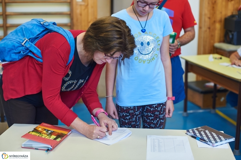 Tankönyvosztás az Apáczaiban - fotó Szarka Lajos