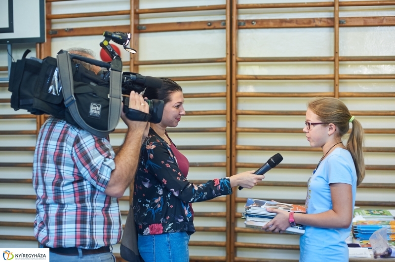 Tankönyvosztás az Apáczaiban - fotó Szarka Lajos