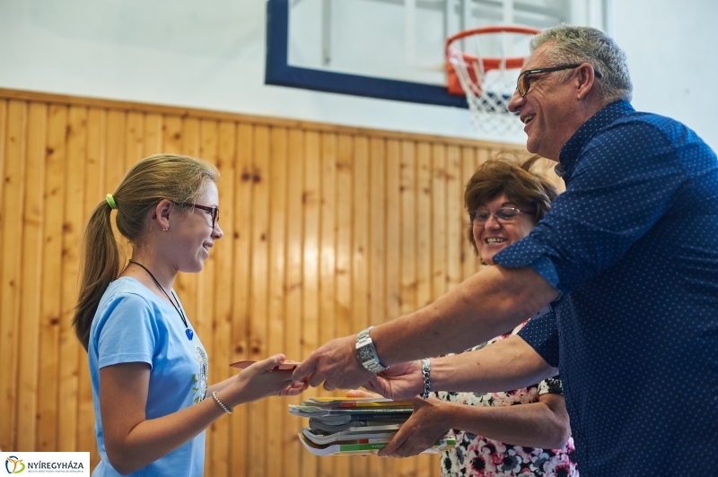 Tankönyvosztás az Apáczaiban - fotó Szarka Lajos
