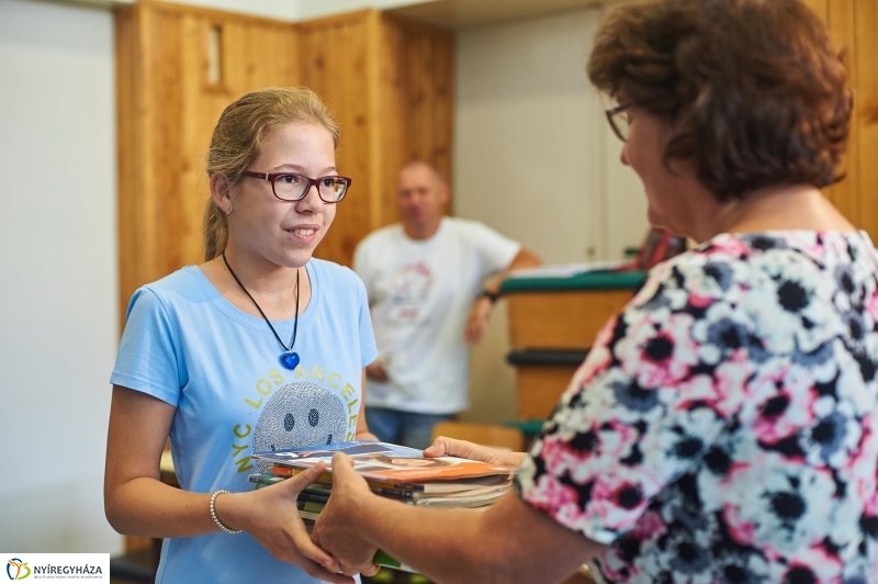 Tankönyvosztás az Apáczaiban - fotó Szarka Lajos