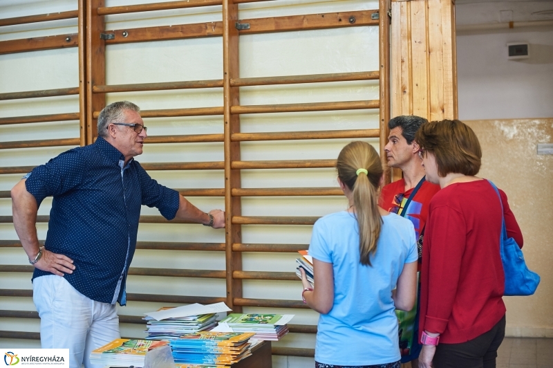 Tankönyvosztás az Apáczaiban - fotó Szarka Lajos