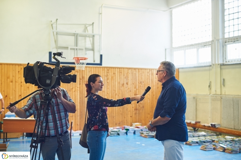Tankönyvosztás az Apáczaiban - fotó Szarka Lajos