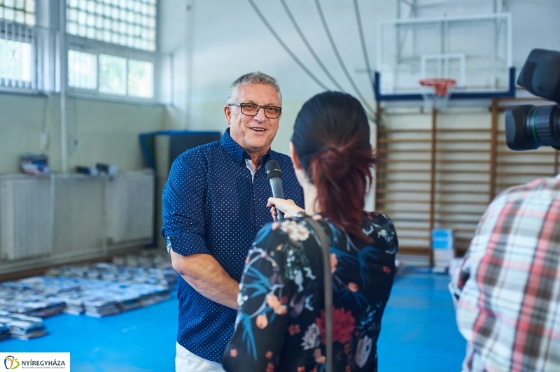 Tankönyvosztás az Apáczaiban - fotó Szarka Lajos