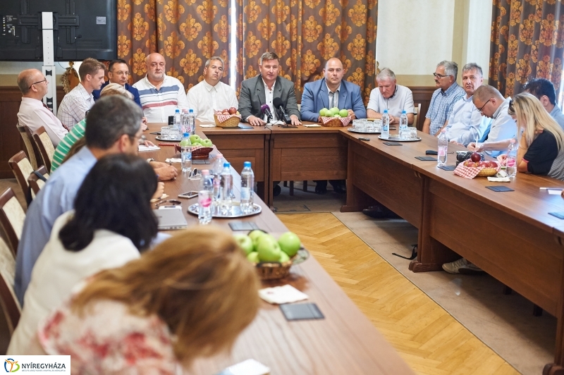 Ipari alma ár bejelentés - fotó Szarka Lajos