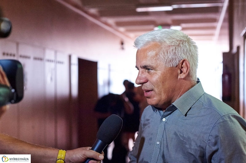 Tanszercsomag osztás a Móra iskolában - fotó Szarka Lajos