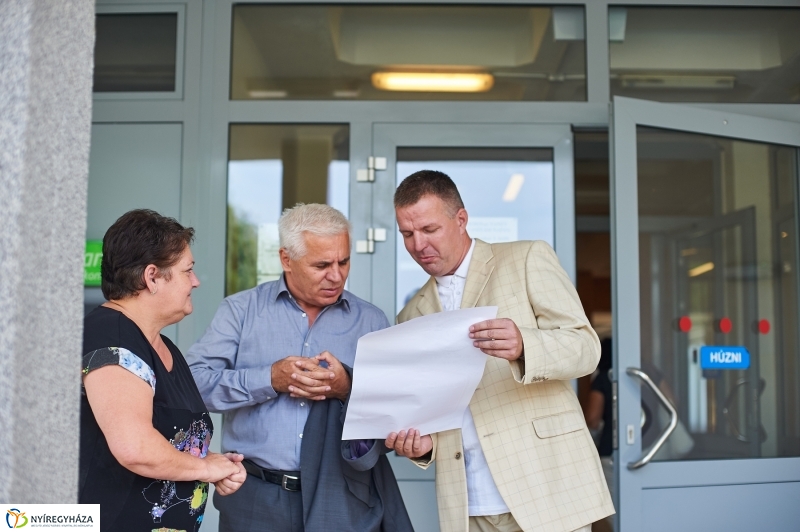 Tanszercsomag osztás a Móra iskolában - fotó Szarka Lajos