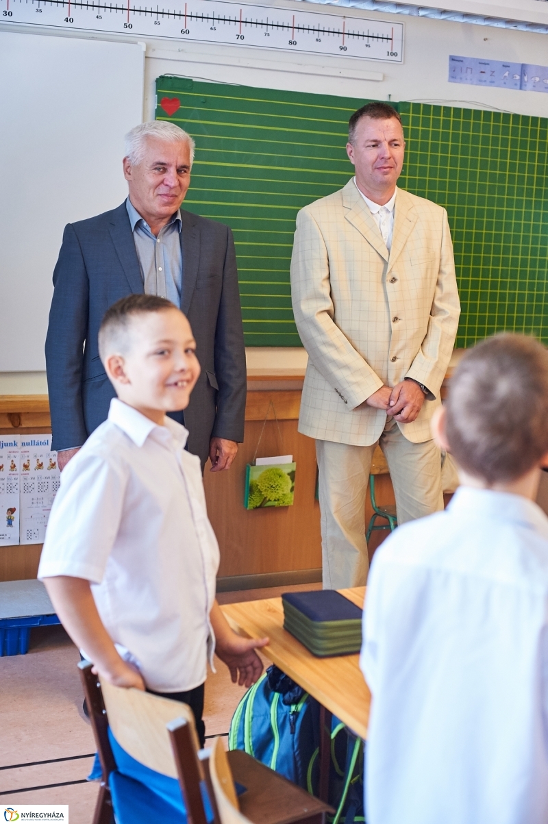 Tanszercsomag osztás a Móra iskolában - fotó Szarka Lajos