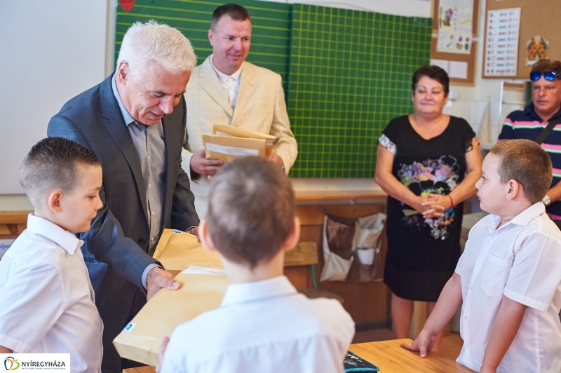 Tanszercsomag osztás a Móra iskolában - fotó Szarka Lajos