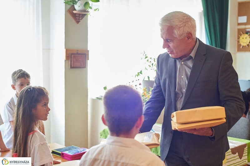 Tanszercsomag osztás a Móra iskolában - fotó Szarka Lajos