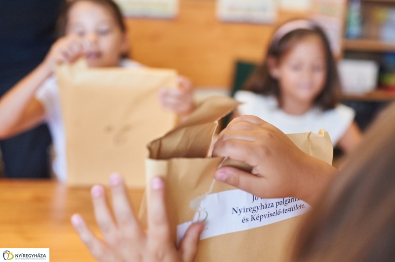 Tanszercsomag osztás a Móra iskolában - fotó Szarka Lajos