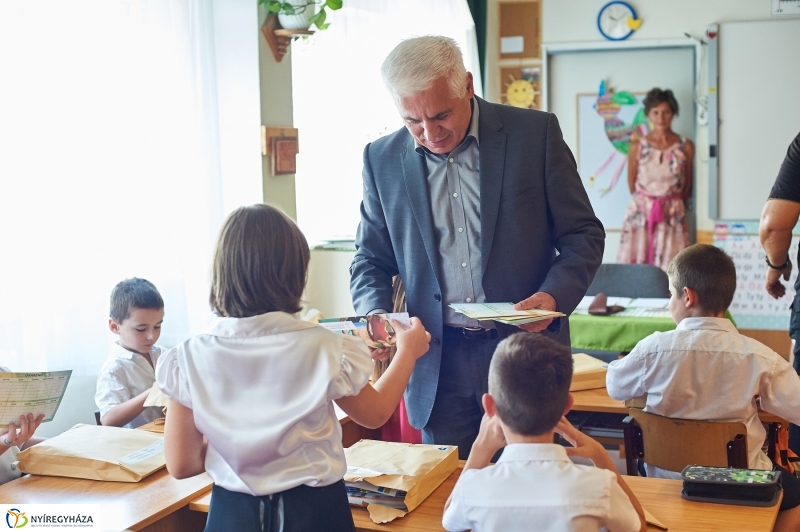 Tanszercsomag osztás a Móra iskolában - fotó Szarka Lajos