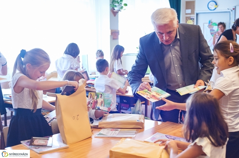 Tanszercsomag osztás a Móra iskolában - fotó Szarka Lajos