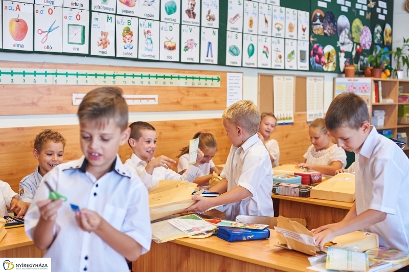 Tanszercsomag osztás a Móra iskolában - fotó Szarka Lajos