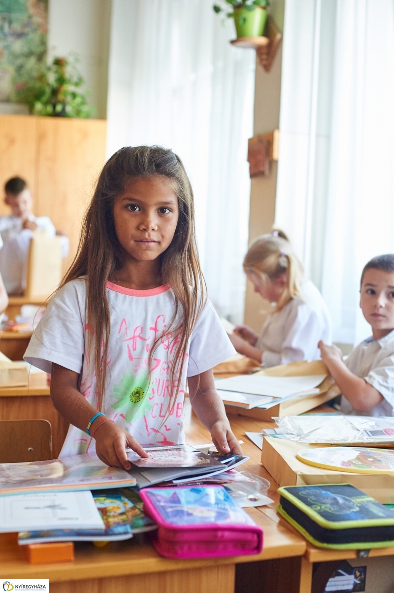 Tanszercsomag osztás a Móra iskolában - fotó Szarka Lajos