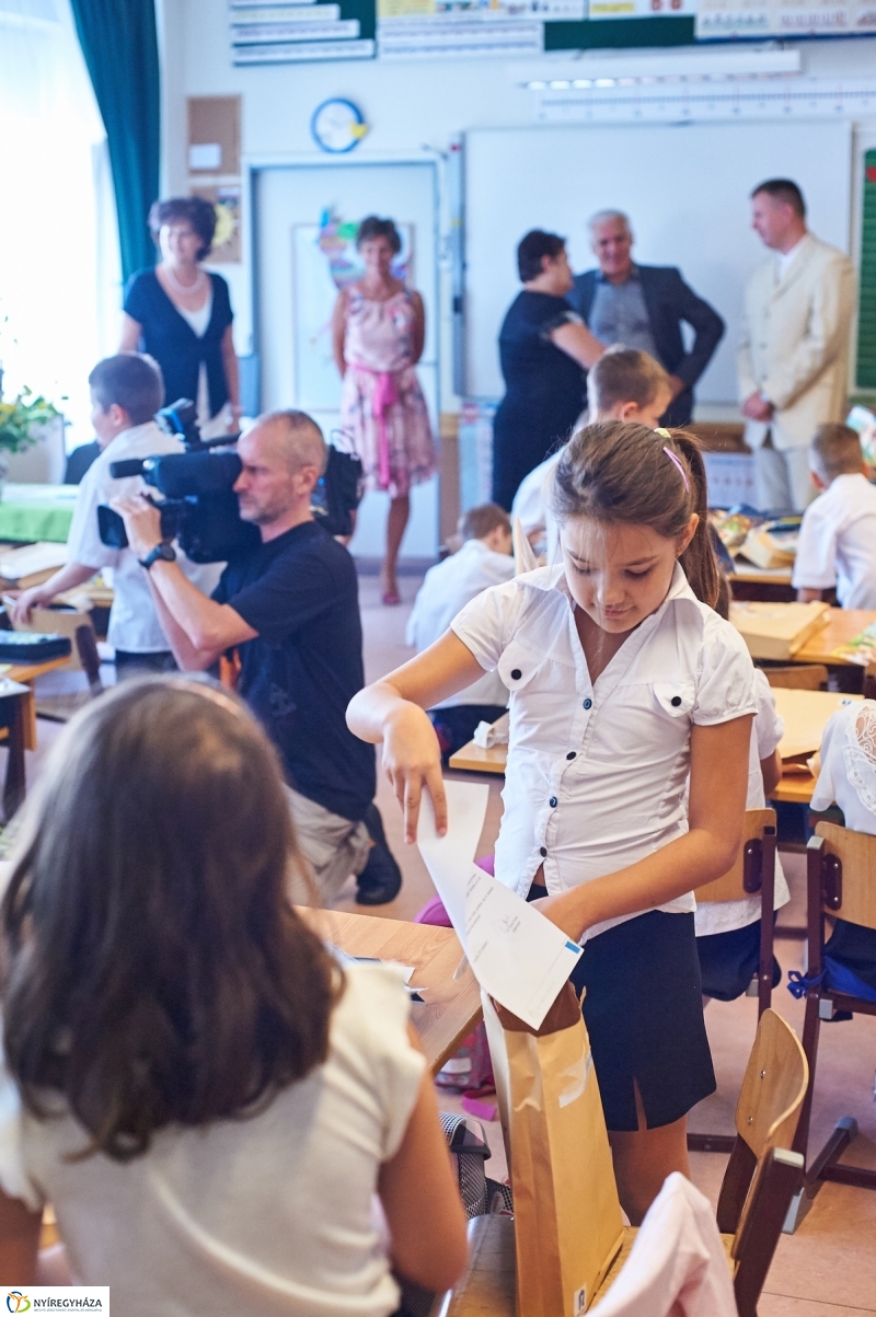 Tanszercsomag osztás a Móra iskolában - fotó Szarka Lajos