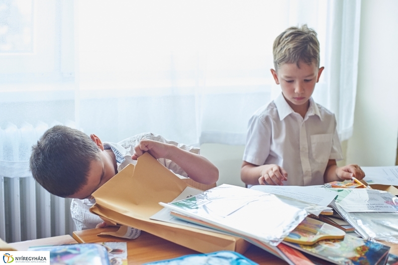 Tanszercsomag osztás a Móra iskolában - fotó Szarka Lajos
