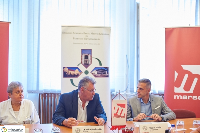 Marso adomány a kórháznak - fotó Szarka Lajos