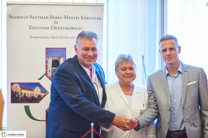 Marso adomány a kórháznak - fotó Szarka Lajos