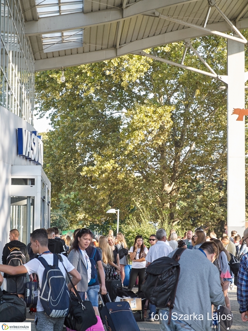 Elindultak a táborozók - fotó Szarka Lajos