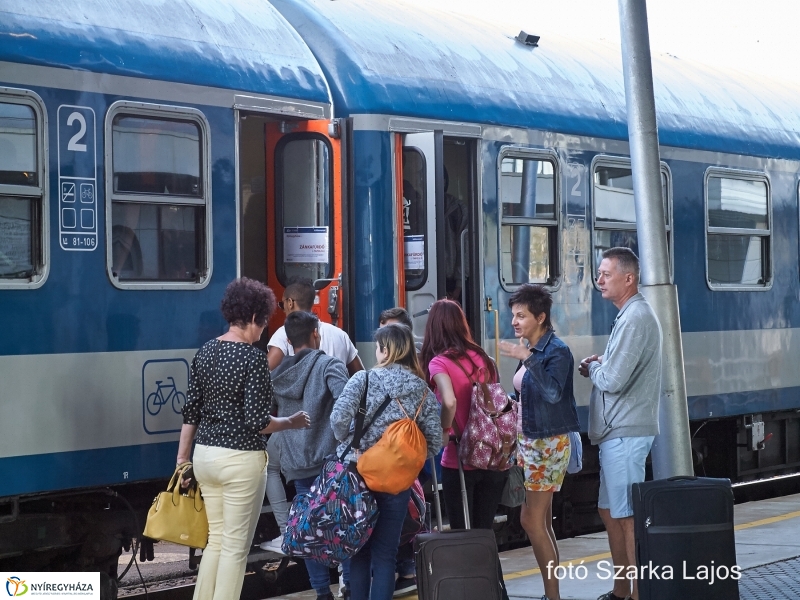 Elindultak a táborozók - fotó Szarka Lajos