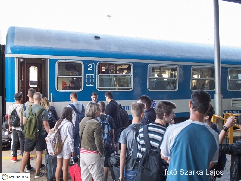 Elindultak a táborozók - fotó Szarka Lajos