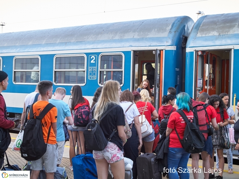 Elindultak a táborozók - fotó Szarka Lajos