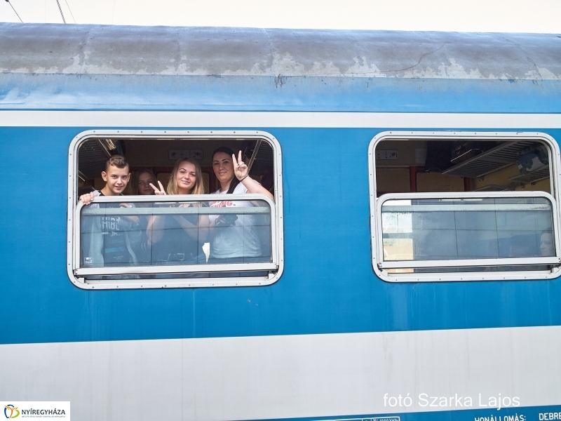 Elindultak a táborozók - fotó Szarka Lajos