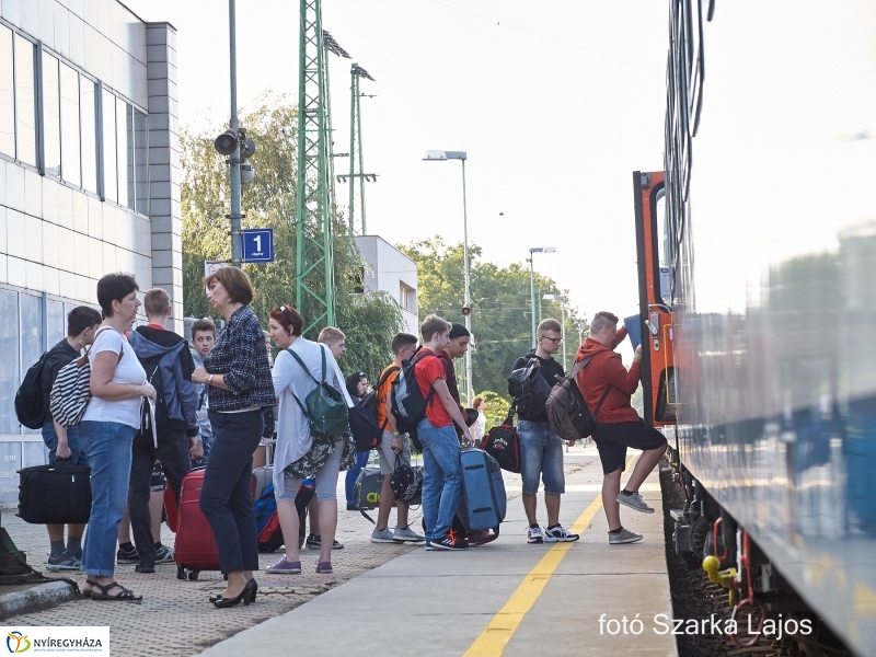 Elindultak a táborozók - fotó Szarka Lajos