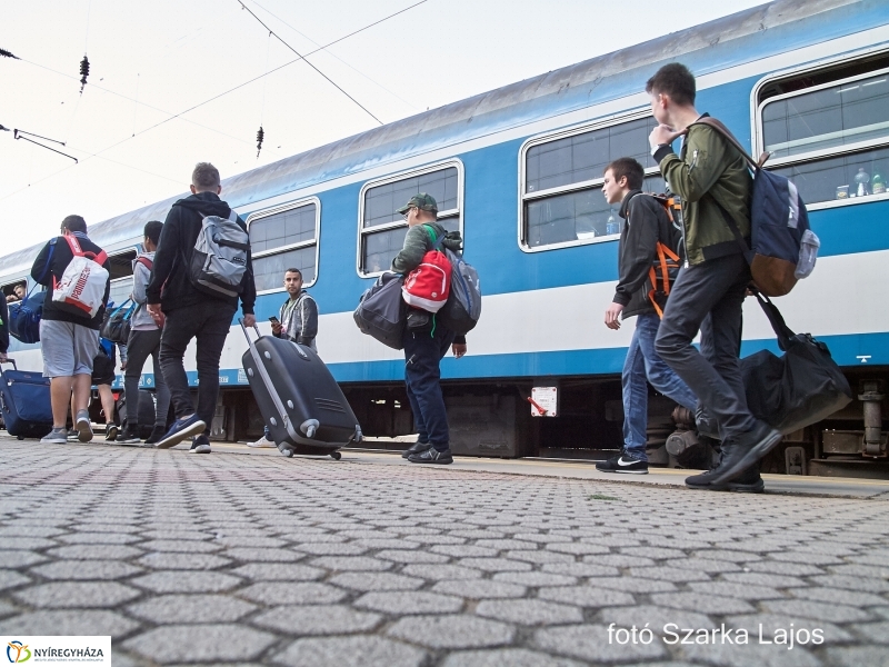 Elindultak a táborozók - fotó Szarka Lajos