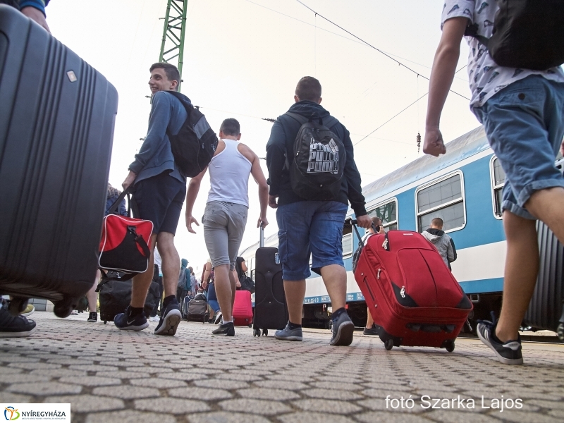 Elindultak a táborozók - fotó Szarka Lajos