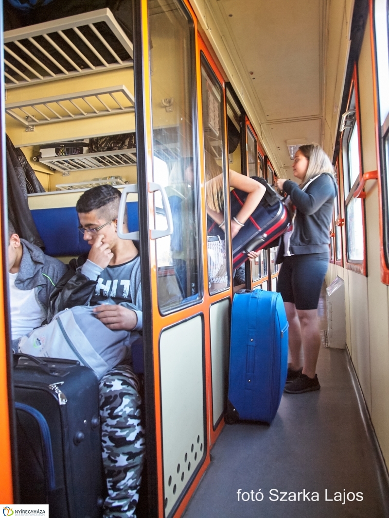 Elindultak a táborozók - fotó Szarka Lajos