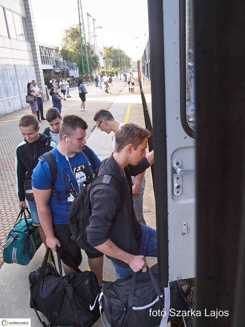 Elindultak a táborozók - fotó Szarka Lajos