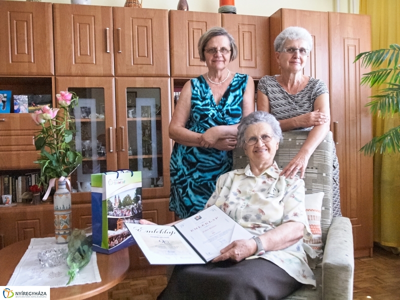 Szépkorú köszöntése Fehér Béláné - fotó Szarka Lajos
