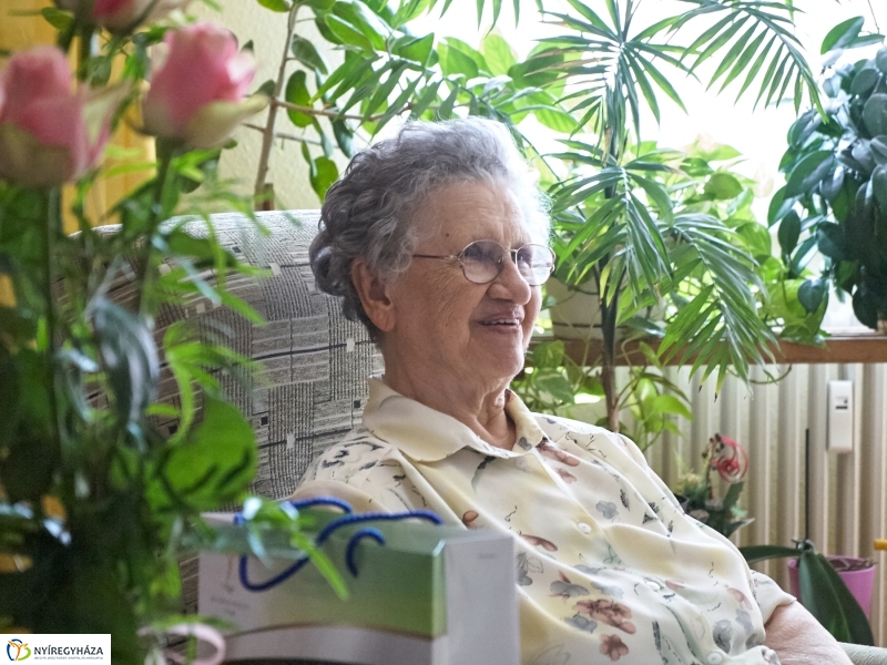 Szépkorú köszöntése Fehér Béláné - fotó Szarka Lajos
