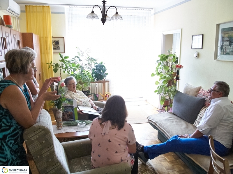 Szépkorú köszöntése Fehér Béláné - fotó Szarka Lajos
